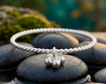 Brazalete hecho a mano de plata de ley 925 con alambre retorcido y dije de bola, pulsera minimalista apilable y delicada, regalo único de joyería de plata para ella.