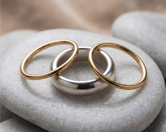 Conjunto de anillos minimalistas hechos a mano de metales mixtos: anillos apilables de oro y plata, delicadas alianzas de boda, conjunto de tres anillos entrelazados.