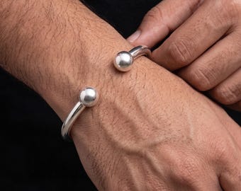Brazalete abierto de plata de ley 925 maciza para hombre y mujer / Brazalete minimalista de plata pulida / Pulsera unisex con cierre de bola