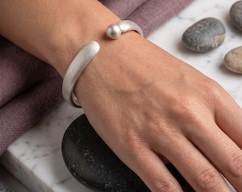 Brazalete tipo torque de plata esterlina hecho a mano para hombre, brazalete de plata cepillada, pulsera abierta llamativa, regalo de joyería minimalista unisex para él y para ella.