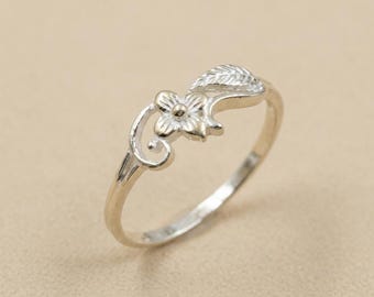 Anillo de latón floral de inspiración vintage para mujer, banda ajustable, motivo de hoja botánica, delicada joya apilable.