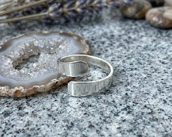 Anillo minimalista ajustable de plata / Anillo de banda abierta / Anillo texturizado hecho a mano / Joyería unisex / Regalo para ella o para él / Anillo sencillo para el día a día