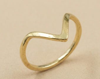 Anillo minimalista de latón con diseño de espiga para uso diario, ajustable, apilable, hecho a mano, joyería minimalista, listo para regalar.