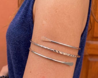 Brazalete de plata martillada en espiral hecho a mano – Joyería minimalista con banda ajustable