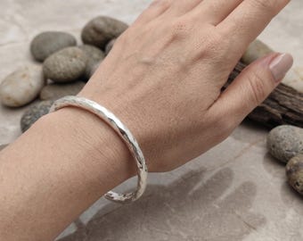 Pulsera tipo brazalete de plata de ley 925 martillada hecha a mano para hombre y mujer, brazalete minimalista ajustable de plata, joyería artesanal única.