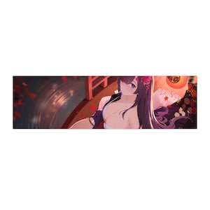 Puede incluir: Ilustración de estilo anime de una persona con largo cabello púrpura y ojos púrpuras, adornada con accesorios florales para el cabello. La persona lleva una parte superior blanca y un kimono oscuro, descansando sobre una estructura de madera con un fondo de agua.