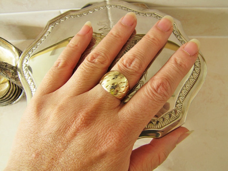 size 7.75 Gorgeous and Precious Ring Estate 14K gold etched wide band ring