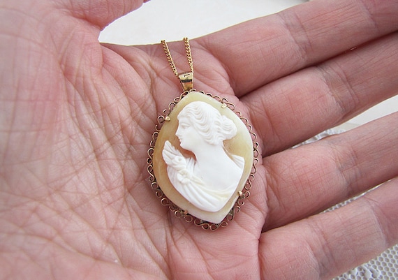 18K Gold Carved Shell Cameo Pendant Brooch, Vintage Detail Cameo 