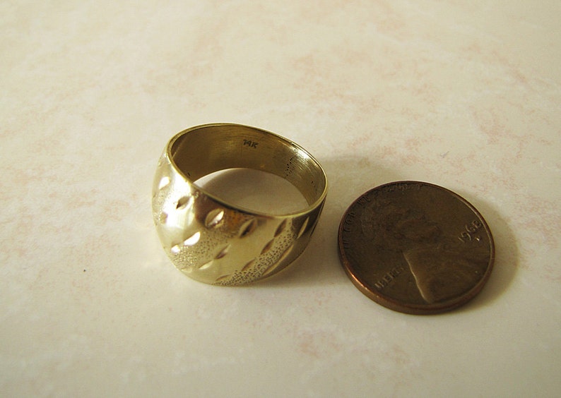 size 7.75 Gorgeous and Precious Ring Estate 14K gold etched wide band ring