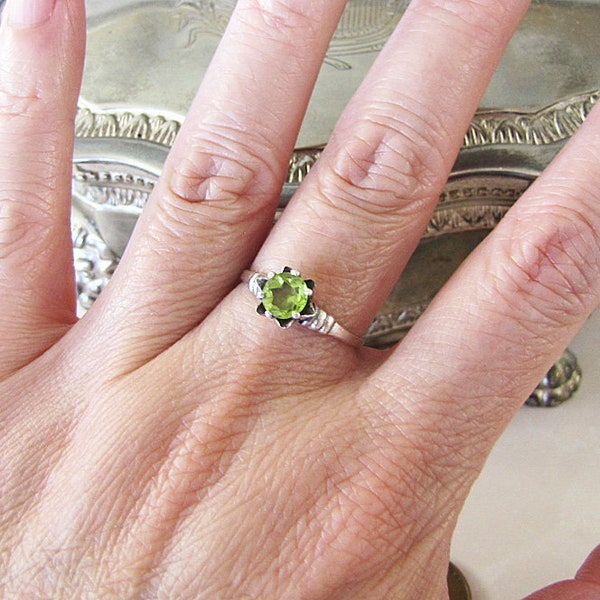 Genuine Peridot Star Flower Sterling Silver Ring, size 8, Art Deco style