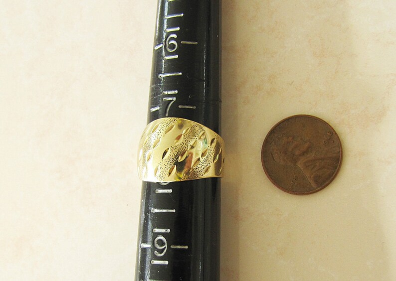size 7.75 Gorgeous and Precious Ring Estate 14K gold etched wide band ring