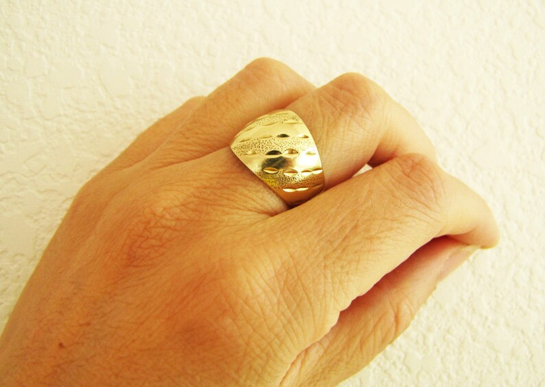 size 7.75 Gorgeous and Precious Ring Estate 14K gold etched wide band ring
