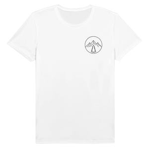 Pode incluir: Camiseta branca com gola redonda e mangas curtas. Um gráfico circular preto no peito apresenta uma cordilheira e um pinheiro. A camiseta é feita de um material macio e leve.