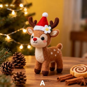 Könnte beinhalten: Handgefertigte Rentierfigur mit rotem Weihnachtsmannhut, weißer Blume und braunem Geweih. Das Rentier hat einen weißen Bauch, braune Flecken und eine rote Nase. Der Buchstabe "A" befindet sich unten. Festliche Weihnachtsdekoration.