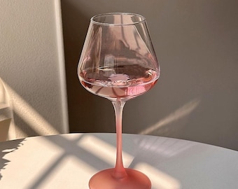 Copas de vino rosado francés: copas de champán sopladas a mano