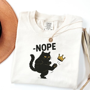 Funny Cat Shirt – Grumpy Black Cat “Nope” Design – Sassy Kitty Graphic Tee – Cute Gift for Cat Lovers – Comfort Colors Unisex T-Shirt