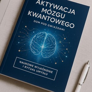 Könnte beinhalten: Ein dunkelblaues Buch mit dem Titel "AKTYWACJA MÓZGU KWANTOWEGO" mit einer Gehirnillustration und dem Text "DOM POD GWIAZDAMI" und "NAUKOWE WYJAŚNIENIE I RYTUŁ UMYŚŁU". Ein weißer Stift liegt auf einer hellgrauen Oberfläche.