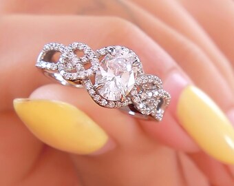 Anel com Diamante de Corte Oval | Anel de Noivado com Halo e Detalhe Torcido | Anel com Diamante Sintético | Ouro 9k, 14k, 18k e Prata | Presente para Ela