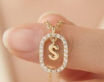 Collar con inicial de diamantes, collar con la letra S, colgante de oro de 14k, joyería personalizada, medallón con diamantes, estilo de vida.