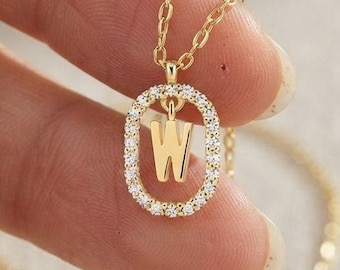 Collar con inicial de diamantes, collar con la letra W, colgante de oro de 14k, joyería personalizada, medallón con diamantes, estilo de vida.