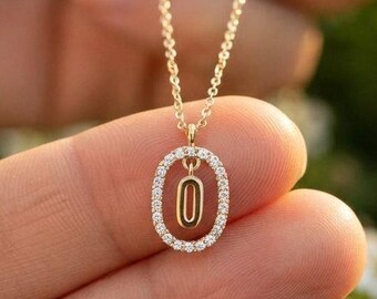 Collar con inicial de diamantes, collar con la letra O, colgante de oro de 14k, joyería personalizada, medallón con diamantes, estilo de vida.