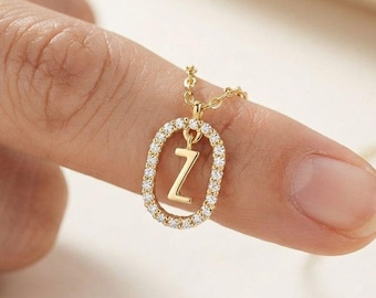 Collar con inicial de diamantes, collar con la letra Z, colgante de oro de 14k, joyería personalizada, medallón con diamantes, estilo de vida.