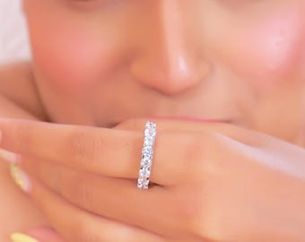 Aliança de Diamantes Eternity | Anel com Diamante de Lapidação Redonda | Aliança de Casamento com Diamante Sintético | Ouro 9k, 14k, 18k e Prata | Presente para Ela