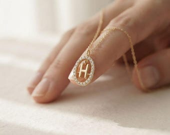 Collar con inicial de diamantes, collar con la letra H, colgante de oro de 14k, joyería personalizada, medallón con diamantes, estilo de vida.