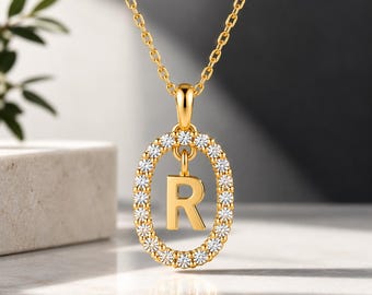Collar con inicial de diamantes, collar con la letra R, colgante de oro de 14k, joyería personalizada, medallón con diamantes, estilo de vida.