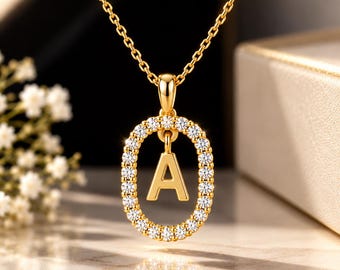 Collar con inicial de diamantes, collar con la letra A, colgante de oro de 14k, joyería personalizada, medallón con diamantes, estilo de vida.