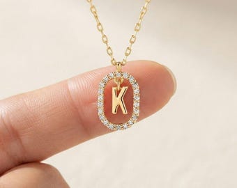 Collar con inicial de diamantes, collar con la letra K, colgante de oro de 14k, joyería personalizada, medallón con diamantes, estilo de vida.