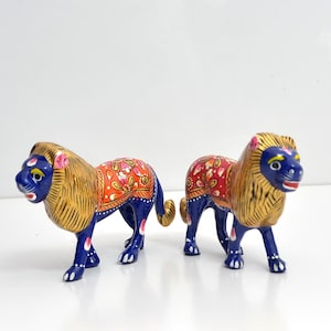 Lion statue, Mini Metal lion figurine with antique finish handcrafted metal animal sculpture vintage-style lion for home, desk symbolic gift