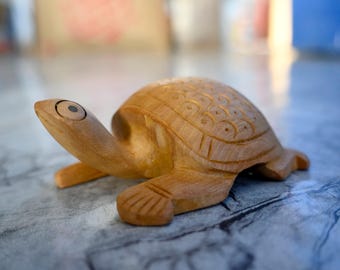 木彫りの亀の置物：風水装飾（幅8インチ×奥行き4インチ） - Etsy 日本