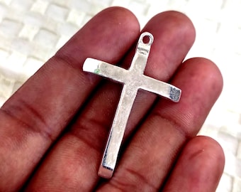 Colar artesanal com pingente de cruz simples em prata de lei 925 para mulheres.