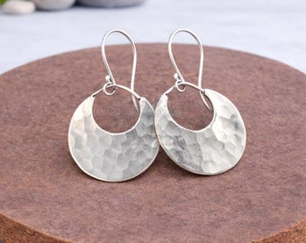 Pendientes colgantes con diseño de luna martillada, joyería minimalista de plata 925