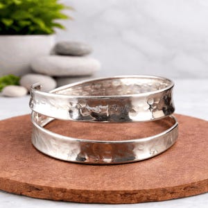 Hamrad sterlingsilverarmring, minimalistisk boho-armring, justerbart band för kvinnor