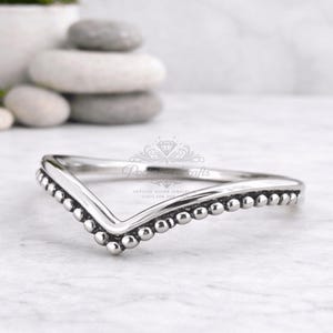 Può includere: Un set di tre tazze in ceramica con finitura opaca e macchiettata. Le tazze sono nei toni del crema, grigio chiaro e grigio scuro. Ogni tazza ha un design semplice e minimalista e un manico arrotondato.