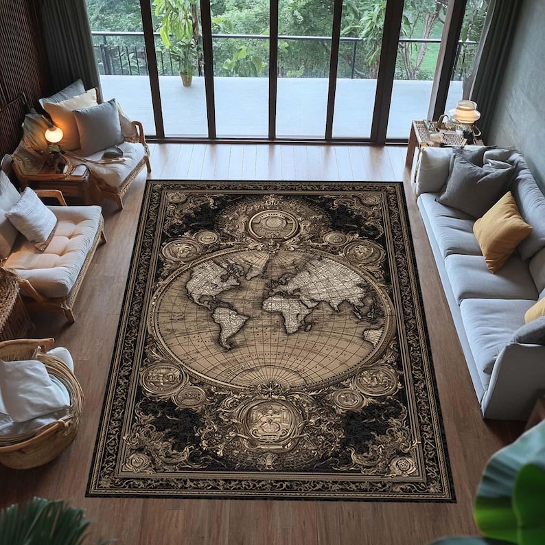 Puede incluir: Una alfombra rectangular con un dise&ntilde;o detallado de mapa del mundo en tonos marr&oacute;n y negro. La alfombra tiene un borde adornado con elementos decorativos. El mapa muestra continentes y oc&eacute;anos, creando una est&eacute;tica vintage. La alfombra est&aacute; colocada sobre un suelo de madera.