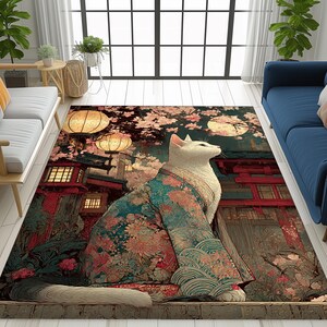 Puede incluir: Una alfombra decorativa con un gato blanco con kimono, ambientada en un escenario japon&eacute;s con linternas y flores de cerezo. La alfombra presenta un dise&ntilde;o art&iacute;stico detallado con una paleta de colores rojo, verde y rosa.