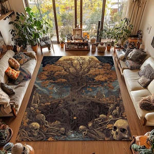 Op de afbeelding: Een groot vloerkleed met een gedetailleerde illustratie van een knoestige boom, blootliggende wortels, een volle maan en schedels. Het vloerkleed heeft een donker kleurenpalet met tinten bruin, goud en blauw, wat een gotisch of fantasiethema creëert.