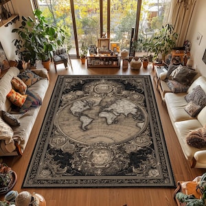 Puede incluir: Una gran alfombra rectangular con un dise&ntilde;o de mapa del mundo vintage. La alfombra presenta una representaci&oacute;n detallada de los continentes en tonos beige y marr&oacute;n, enmarcada por un borde negro adornado. La alfombra est&aacute; colocada en un sal&oacute;n.