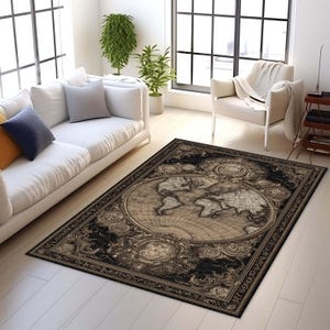 Puede incluir: Una alfombra rectangular con un dise&ntilde;o de mapa del mundo vintage en tonos marr&oacute;n y negro. La alfombra tiene un borde ornamentado con detalles decorativos y est&aacute; colocada sobre un suelo de madera clara. La alfombra est&aacute; en un sal&oacute;n, con un sof&aacute; y un sill&oacute;n.