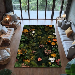 Peut inclure: Un tapis rectangulaire avec un motif floral. Le tapis présente un fond vert foncé avec une variété de fleurs colorées, notamment des fleurs orange, jaunes, roses et blanches. Le tapis est posé sur un sol en bois dans un salon.
