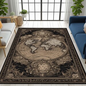 Puede incluir: Una alfombra rectangular con un dise&ntilde;o de mapa del mundo vintage. La alfombra presenta un mapa detallado en tonos marrones y beige, rodeado de bordes ornamentados y elementos decorativos. La alfombra est&aacute; colocada sobre un suelo de madera clara.