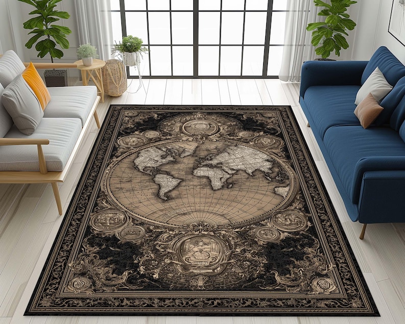 Puede incluir: Una alfombra rectangular con un dise&ntilde;o de mapa del mundo vintage. La alfombra presenta un mapa detallado en tonos marrones y beige, rodeado de bordes ornamentados y elementos decorativos. La alfombra est&aacute; colocada sobre un suelo de madera clara.