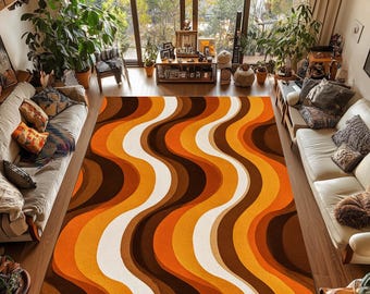 Op de afbeelding: Een groot vloerkleed in retrostijl met een golvend patroon in bruin-, oranje- en wittinten. Het vloerkleed ligt op een houten vloer in een woonkamer en voegt een levendige, vintage touch toe aan de ruimte.