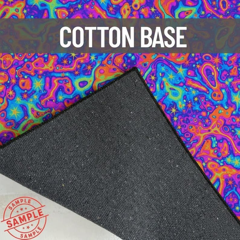 Puede incluir: Muestra de tela con un vibrante patr&oacute;n psicod&eacute;lico en tonos morado, azul, naranja y amarillo. El texto "COTTON BASE" se muestra en la parte superior. El reverso es de color gris oscuro.