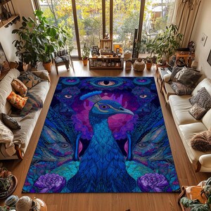 Può includere: Un grande tappeto rettangolare con un vivace design a pavone. Il tappeto presenta un pavone in tonalità di blu, viola e verde acqua, circondato da occhi stilizzati ed elementi floreali. È posizionato su un pavimento in legno in un soggiorno.
