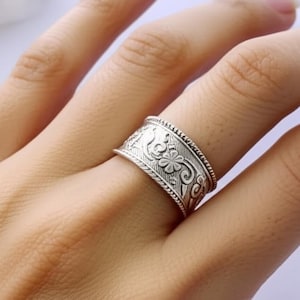 Handmade sterling silver wide band ring with floral engraving – boho vintage style, perfect as a thumb ring or statement jewelry gift