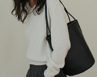 Bolso tote clásico negro de gran capacidad, diseño minimalista, ideal como bolso de hombro o como regalo para ella.